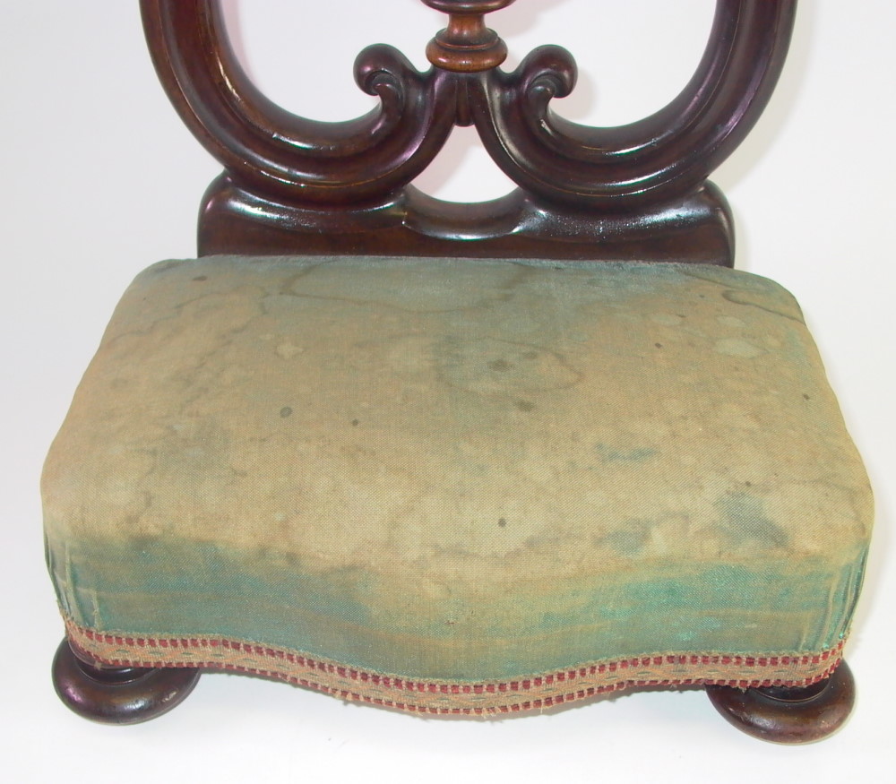 ausgefallener Nähtisch / Beistell Tisch – sehr schön – Antiquus.de